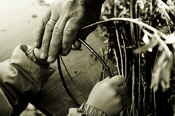 포토 JPG 해외이미지 학생 전통 손 디자인 교육 어린이 패턴 부활절 나선형 사람없음 장식 소풍 갈색 바구니 공구 시골 원형 가르침 닫기 정상 버드나무 묘사 질감 밀짚 짜임 수공예 내추럴 솜씨 핸드메이드 해외포토 도형 나무 기념일 컬러 무늬 모션 사람 신체부위 야외활동 도구 짚 공예 파일형식 이미지허브