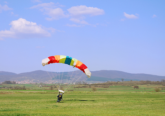 포토 JPG 해외이미지 주간 남자 하늘 한명 성인 야외 비행 낙하산 패러글라이딩 글라이더 땅바닥 성인남자한명만 해외포토 자연요소 1 스포츠 바닥 사람 남자한명만 성인남자만 파일형식 이미지허브