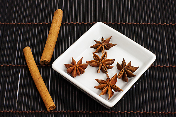 포토 JPG 해외이미지 스튜디오촬영 음식 크리스마스 재료 사람없음 가로 갈색 검은색 침묵 흰색 조미료 향신료 향료 성분 시나몬 정물화 해외포토 기념일 컬러 실내 소리 그림 향기 냄새 향미료 파일형식 이미지허브