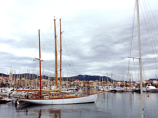 포토 JPG 해외이미지 구름 바다 하늘 산 사람없음 건물 목재 여름 파란색 반사 교회 여행객 탑 항구 맑음 프랑스 종 흰색 보트 지중해 정박 알프스 포트 타운 종탑 돛대 프랑스어 프로방스 해외포토 자연요소 나무 문자 건축물 계절 유럽 컬러 배_교통 재료 종교건축 교통시설 날씨 사람 도시 파일형식 이미지허브