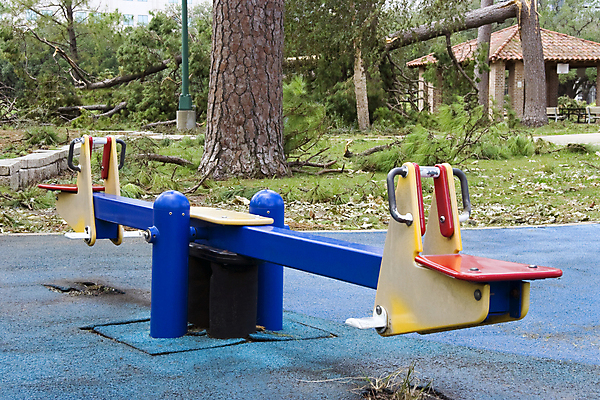 포토 JPG 해외이미지 공원 장난 학교 놀이 하늘 사람없음 야외 빨간색 파란색 컬러풀 장난감 운동 금속 장비 바 미끄럼틀 놀이터 그네 체육관 오르기 땅바닥 해외포토 공공시설 교육 컬러 모션 재질 바닥 건강 놀이기구 파일형식 이미지허브