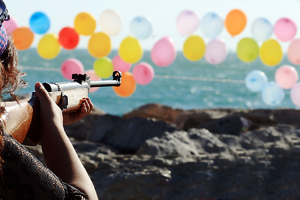 포토 JPG 해외이미지 여자 안경 스포츠 사람없음 야외 컬러풀 총 발사 풍선 엽총 해외포토 잡화 무기 컬러 사람 파일형식 이미지허브