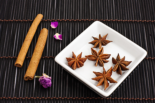 포토 JPG 해외이미지 스튜디오촬영 음식 크리스마스 재료 사람없음 가로 갈색 검은색 침묵 흰색 조미료 향신료 향료 성분 시나몬 정물화 해외포토 기념일 컬러 실내 소리 그림 향기 냄새 향미료 파일형식 이미지허브