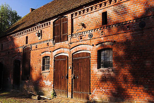 포토 JPG 해외이미지 농업 건축양식 창문 하늘 벽돌 사람없음 건물 가로 빨간색 파란색 햇빛 농장 갈색 문 셔터 외양간 밭일 옛날 해외포토 건축물 건축 산업 컬러 태양 파일형식 이미지허브