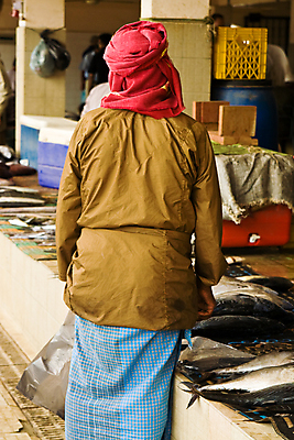 포토 JPG 해외이미지 전통 남자 어류 사람 사람없음 세로 상점 시장 구매 전통의상 매각 해외포토 쇼핑 수중동물 파일형식 이미지허브