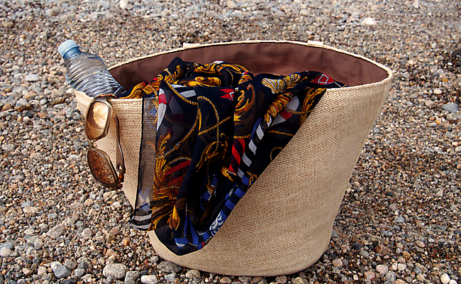 포토 JPG 해외이미지 여자 음료 바다 여행 패턴 가방 휴가 휴식 해변 사람없음 야외 물 선글라스 태양 목도리 조약돌 뜨거움 선탠 밀짚 해외포토 자연요소 잡화 안경 컨셉 무늬 사람 돌_바위 짚 파일형식 이미지허브