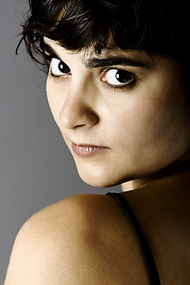 포토 JPG 해외이미지 백인 모델 응시 여자 얼굴 포즈 백그라운드 미술 한명 사람 성인 뷰티 유행 검은색 화장품 화려 우아함 피부 입술 만족 스타일 해외포토 서양인 1 시선 감정 컬러 컨셉 문화예술 신체부위 파일형식 이미지허브