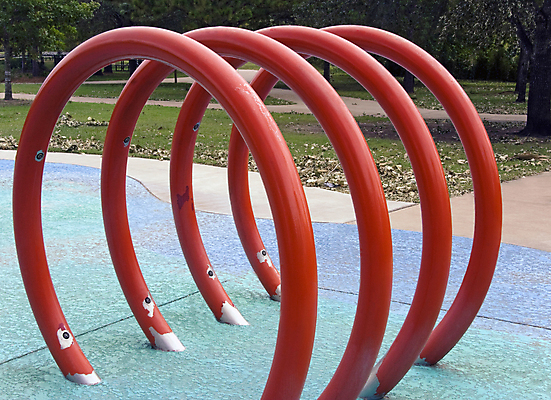 포토 JPG 해외이미지 공원 장난 학교 놀이 하늘 사람없음 야외 빨간색 파란색 컬러풀 장난감 운동 금속 장비 바 미끄럼틀 놀이터 그네 체육관 오르기 땅바닥 해외포토 공공시설 교육 컬러 모션 재질 바닥 건강 놀이기구 파일형식 이미지허브