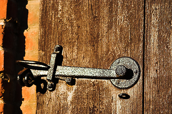 포토 JPG 해외이미지 벽돌 사람없음 목재 햇빛 농장 갈색 문 금속 잠금 외양간 밭일 옛날 해외포토 나무 컬러 농업 재료 재질 태양 보안 파일형식 이미지허브