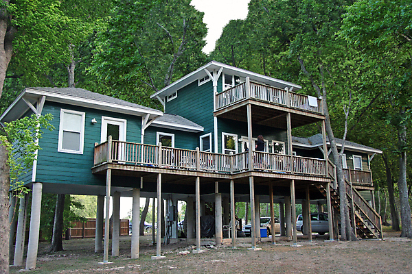 포토 JPG 해외이미지 나무 외관 건축양식 창문 자연 휴식 주택 잔디 사람없음 야외 건물 목재 초록색 평화 정원 침묵 발코니 흰색 시골 재산 숲 갑판 시골집 진짜 해외포토 식물 건축물 건축 컬러 컨셉 배_교통 재료 금융 소리 생태계 파일형식 이미지허브