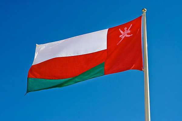 포토 JPG 해외이미지 배너 하늘 바람 사람없음 야외 가로 빨간색 초록색 파란색 흰색 깃발 국기 심볼 아라비아 깃대 돛대 타격 해외포토 자연요소 컬러 모션 날씨 파일형식 이미지허브