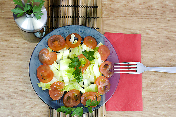 포토 JPG 해외이미지 라이프스타일 접시 음식 백그라운드 잎 다이어트 토마토 채소 재료 탁자 파슬리 건강 요리 사람없음 빨간색 초록색 빛 노란색 식당 식사 저녁식사 샐러드 흰색 신선 기름 상추 먹기 유기농 올리브 비타민 내추럴 점심식사 채식주의자 맛있는 해외포토 식물 식기 웰빙 열매 컬러 가구 모션 생활 상점 채식 영양소 파일형식 이미지허브