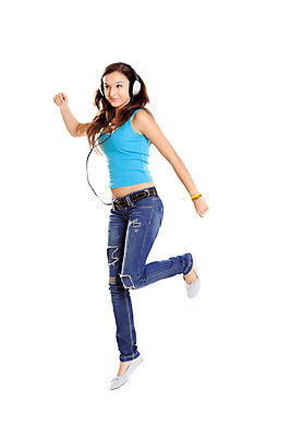 포토 JPG 해외이미지 백인 라이프스타일 응시 여자 행복 음악 이어폰 백그라운드 갈색머리 한명 서기 미소 사람 10대 파란색 청춘 뷰티 머리 귀여움 점프 헤드폰 기쁨 듣기 흰색 신선 잡기 달콤 전화기 내추럴 고립 해외포토 서양인 1 헤어스타일 시선 감정 컬러 음향기기 컨셉 모션 청소년 문화예술 표정 생활 신체부위 맛 파일형식 이미지허브