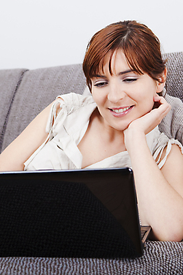 포토 JPG 해외이미지 백인 1 라이프스타일 여자 행복 인터넷 통신 모바일 주택 실내 한명 미소 사람 20대 성인 노트북 컴퓨터 소파 뷰티 표현 타이핑 신선 그물 연결 무선전화기 내추럴 혼자 해외포토 서양인 감정 의자 표정 청년 내부 건물 생활 전자제품 전화기 파일형식 이미지허브