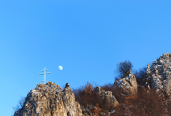 포토 JPG 해외이미지 나무 기독교 종교 십자가 겨울 하늘 산 사람없음 파란색 교회 믿음 성경 추위 달 기도 나뭇가지 예수 영혼 아빠 성자 정상 집중 심볼 사인 오르기 신성 천국 스카이라인 천연기념물 귀족 신앙심 카피스페이스 해외포토 자연요소 식물 계절 감정 컬러 컨셉 종교용품 가족 종교건축 모션 건물 공백 신_종교 파일형식 이미지허브