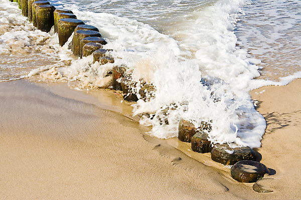 포토 JPG 해외이미지 모래 파도 바다 모션 자연 풍경 사람없음 가로 물 햇빛 흰색 널 방파제 발트해 해외포토 자연요소 공공시설 컬러 북유럽 태양 생태계 파일형식 이미지허브