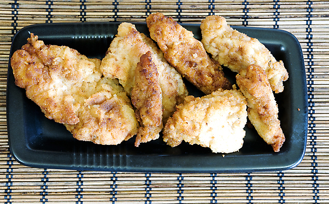 포토 JPG 해외이미지 접시 실내 사람없음 하이앵글 치킨 담기 대나무발 해외포토 식기 뷰포인트 모션 내부 닭고기요리 파일형식 이미지허브