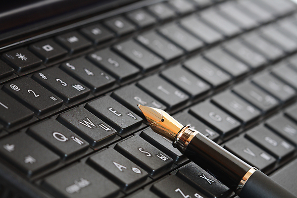 포토 JPG 해외이미지 백그라운드 인터넷 비즈니스 통신 열쇠 사람없음 노트북 컴퓨터 펜 만년필 검은색 키보드 해외포토 컬러 전자제품 필기구 파일형식 이미지허브