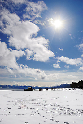 포토 JPG 해외이미지 구름 계절 공원 호수 스포츠 크리스마스 겨울 자연 하늘 휴가 스키 산 풍경 사람없음 야외 물 파란색 태양 뷰티 평화 맑음 얼음 미국 침묵 낭만 추위 흰색 소나무 숲 휴양지 서리 캘리포니아 주말 눈내림 해외포토 자연요소 나무 공공시설 기념일 컬러 컨셉 북아메리카 날씨 겨울스포츠 눈_날씨 소리 장소 생태계 파일형식 이미지허브
