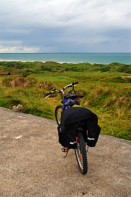 포토 JPG 해외이미지 스포츠 바다 여행 가방 휴가 휴식 건강 사람없음 여행객 자전거 짐 승차 헬멧 모래언덕 가득함 언덕 수납 사이클링 단절 비포장도로 해외포토 잡화 도로 컨셉 모션 사람 바이크 보호장비 육상스포츠 파일형식 이미지허브