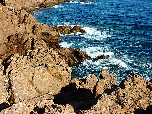 포토 JPG 해외이미지 유럽 파도 바다 하늘 그림자 사람없음 빨간색 물 파란색 태양 맑음 프랑스 거친 지중해 언덕 알프스 암초 남쪽 프랑스어 캡모자 프로방스 해외포토 자연요소 문자 모자_잡화 나라 컬러 날씨 방향 파일형식 이미지허브