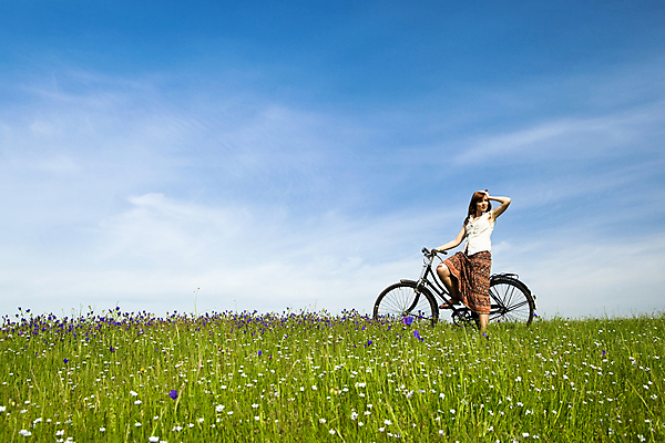 포토 JPG 해외이미지 구름 라이프스타일 응시 공원 여자 스포츠 밭 자연 하늘 휴식 건강 한명 미소 사람 잔디 초원 성인 야외 초록색 파란색 청춘 뷰티 자전거 봄 기쁨 자유 수확 신선 떨어짐 무료 바이킹 옛날 해외포토 자연요소 식물 1 시선 계절 공공시설 감정 컬러 컨셉 농업 표정 생활 바이크 생태계 파일형식 이미지허브