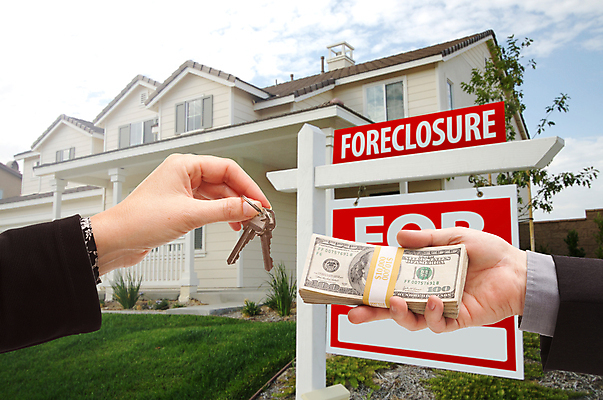 포토 JPG 해외이미지 외관 여자 남자 돈 열쇠 부동산 주택 관리 사람없음 빨간색 금융 판매 세일 쌓기 달러 거래 흰색 긴급 재산 사인 예방 문제 파산 적자 진짜 치유 제의 해외포토 컬러 모션 사람 건물 경제 파일형식 이미지허브