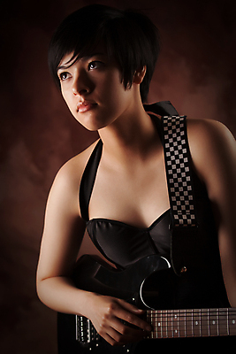 포토 JPG 해외이미지 응시 여자 감정 여유 얼굴 음악 생각 놀이 휴식 한명 10대 가로 뷰티 중국 침묵 연주자 음악가 기구 기타 잡기 클래식 닫기 예술가 기타리스트 히스패닉 작곡가 해외포토 직업 1 시선 아시아 컨셉 모션 청소년 현악기 문화예술 사람 신체부위 소리 파일형식 이미지허브