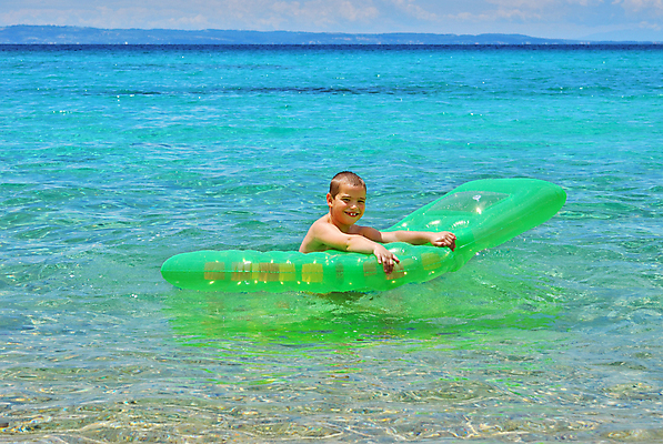 포토 JPG 해외이미지 행복 어린이 파도 바다 여행 자연 놀이 휴가 휴식 따뜻함 건강 한명 미소 사람 소년 초록색 여름 파란색 청춘 태양 뷰티 맑음 젖음 흰색 물가 그리스 내추럴 터키석 해외포토 자연요소 1 계절 남자 감정 유럽 컬러 컨셉 날씨 표정 풍경 보석 생태계 파일형식 이미지허브