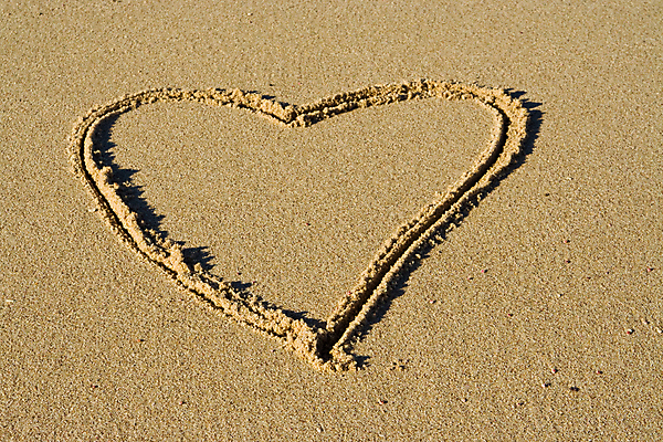 포토 JPG 해외이미지 캐릭터 모래 사랑 사람없음 야외 가로 햇빛 하트 심볼 사인 해외포토 모양 감정 태양 파일형식 이미지허브