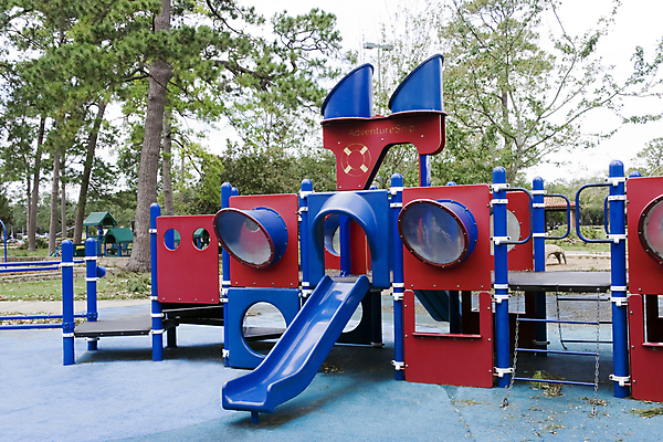 포토 JPG 해외이미지 공원 장난 학교 놀이 하늘 사람없음 야외 빨간색 여름 파란색 컬러풀 장난감 운동 금속 장비 바 미끄럼틀 놀이터 그네 체육관 오르기 땅바닥 해외포토 계절 공공시설 교육 컬러 모션 재질 바닥 건강 놀이기구 파일형식 이미지허브