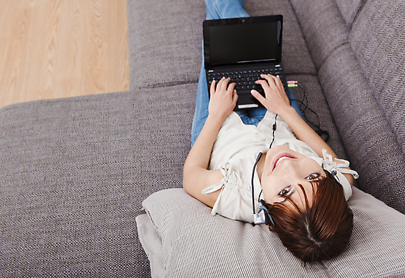 포토 JPG 해외이미지 백인 라이프스타일 응시 여자 행복 인터넷 통신 모바일 주택 실내 말하기 대화 한명 미소 사람 20대 성인 노트북 컴퓨터 소파 뷰티 헤드폰 표현 타이핑 작업 그물 연결 무선전화기 온라인 내추럴 해외포토 서양인 1 시선 감정 음향기기 의자 모션 표정 청년 내부 건물 생활 전자제품 전화기 파일형식 이미지허브