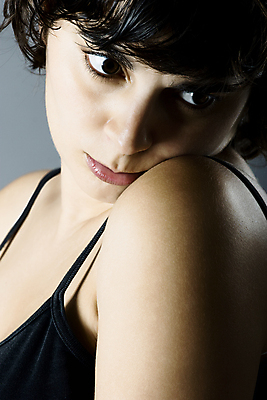 포토 JPG 해외이미지 백인 모델 응시 여자 얼굴 포즈 백그라운드 미술 한명 사람 성인 뷰티 유행 검은색 화장품 화려 우아함 피부 입술 만족 스타일 해외포토 서양인 1 시선 감정 컬러 컨셉 문화예술 신체부위 파일형식 이미지허브