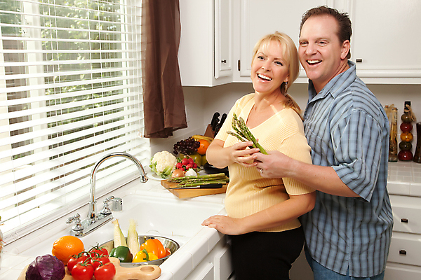 포토 JPG 해외이미지 라이프스타일 여자 남자 행복 음식 결혼 채소 관계 포옹 주택 실내 건강 사랑 미소 웃음 두명 인테리어 금발 환경 주방 낭만 신선 중앙 아침식사 씻기 결합 싱크대 준비 소통 해외포토 헤어스타일 디자인 감정 컨셉 안기 표정 사람 이벤트 내부 건물 생활 식사 청결 개수대 파일형식 이미지허브