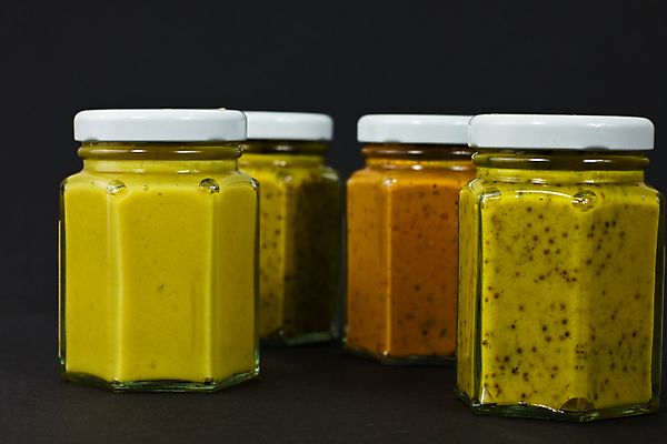 포토 JPG 해외이미지 스튜디오촬영 음식 재료 검은배경 사람없음 가로 갈색 노란색 검은색 항아리 4 머스터드 향신료 매움 날카로움 고립 블러 해외포토 컬러 백그라운드 실내 숫자 도자기 소스_음식 맛 향미료 파일형식 이미지허브