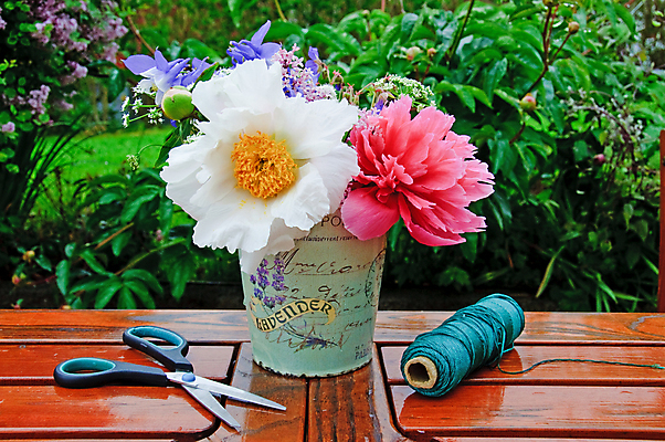 포토 JPG 해외이미지 계절 꽃 선 밧줄 분홍색 꽃다발 꽃무늬 탁자 사람없음 목재 장식 갈색 노란색 귀여움 정원 꽃병 보라색 흰색 시골 양동이 원예 향기 만들기 작약 해외포토 나무 식물 줄 컬러 가구 컨셉 무늬 재료 모션 취미 냄새 파일형식 이미지허브