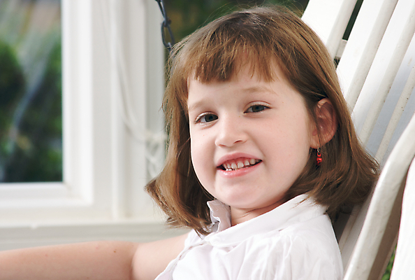 포토 JPG 해외이미지 백인 모델 학생 여자 딸 행복 얼굴 어린이 포즈 청소년 갈색머리 실내 건강 한명 미소 사람 10대 청춘 뷰티 환경 기쁨 흰색 표현 중앙 그네 결백 사춘기 심각 해외포토 서양인 1 헤어스타일 감정 컬러 컨셉 가족 표정 내부 신체부위 파일형식 이미지허브