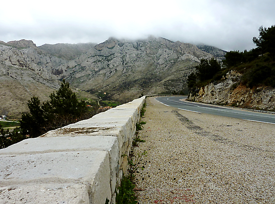 포토 JPG 해외이미지 도로 벽 산 사람없음 빛 화물 언덕 암초 현재 해외포토 길 컨셉 교통시설 운송업 파일형식 이미지허브