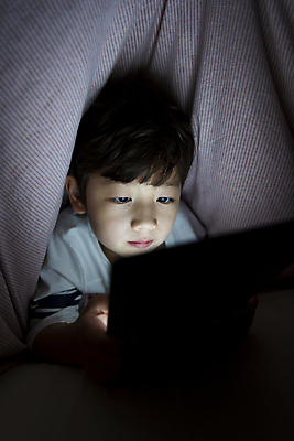 포토 JPG 응시 남자 어린이라이프 어린이 엎드리기 실내 한명 들기 소년 상반신 앞모습 스마트폰 어둠 이불 한국인 침대 야간 스마트폰중독 뒤집어쓰기 불면증 시력감퇴 시력저하 소년한명만 스몸비 국내포토 자연요소 1 라이프스타일 시선 뷰포인트 가구 침구 모션 사람 동양인 내부 핸드폰 스마트기기 질병 신조어 중독 남자한명만 소년만 파일형식