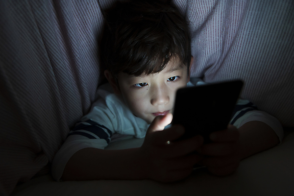 포토 JPG 응시 남자 어린이라이프 어린이 엎드리기 실내 한명 들기 소년 상반신 앞모습 스마트폰 어둠 이불 한국인 침대 야간 스마트폰중독 뒤집어쓰기 불면증 시력감퇴 시력저하 소년한명만 스몸비 국내포토 자연요소 1 라이프스타일 시선 뷰포인트 가구 침구 모션 사람 동양인 내부 핸드폰 스마트기기 질병 신조어 중독 남자한명만 소년만 파일형식