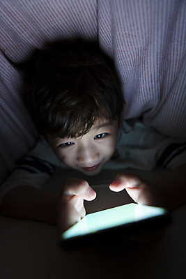 포토 JPG 응시 남자 어린이라이프 어린이 엎드리기 실내 한명 미소 들기 소년 상반신 앞모습 스마트폰 어둠 이불 한국인 침대 야간 스마트폰중독 뒤집어쓰기 불면증 시력감퇴 시력저하 소년한명만 스몸비 국내포토 자연요소 1 라이프스타일 시선 뷰포인트 가구 침구 모션 표정 사람 동양인 내부 핸드폰 스마트기기 질병 신조어 중독 남자한명만 소년만 파일형식