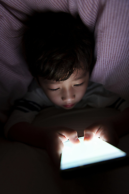 포토 JPG 응시 남자 어린이라이프 어린이 엎드리기 실내 한명 소년 상반신 앞모습 스마트폰 어둠 이불 터치 한국인 침대 잡기 야간 스마트폰중독 뒤집어쓰기 불면증 시력감퇴 시력저하 소년한명만 스몸비 국내포토 자연요소 1 라이프스타일 시선 뷰포인트 가구 침구 모션 사람 동양인 내부 핸드폰 스마트기기 질병 신조어 중독 남자한명만 소년만 파일형식