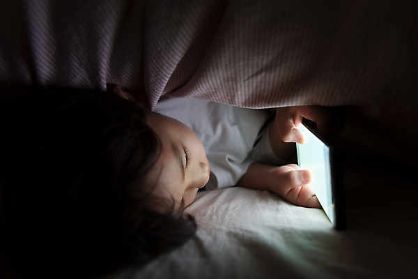 포토 JPG 응시 남자 어린이라이프 어린이 실내 한명 소년 상반신 옆모습 스마트폰 눕기 어둠 이불 한국인 침대 잡기 야간 스마트폰중독 불면증 시력감퇴 시력저하 소년한명만 스몸비 국내포토 자연요소 1 라이프스타일 시선 뷰포인트 가구 침구 모션 사람 동양인 내부 핸드폰 스마트기기 질병 신조어 중독 남자한명만 소년만 파일형식