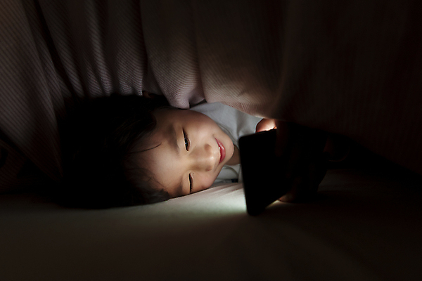 포토 JPG 응시 남자 어린이라이프 어린이 실내 한명 미소 소년 상반신 옆모습 스마트폰 눕기 어둠 이불 한국인 침대 야간 스마트폰중독 불면증 시력감퇴 시력저하 소년한명만 스몸비 국내포토 자연요소 1 라이프스타일 시선 뷰포인트 가구 침구 모션 표정 사람 동양인 내부 핸드폰 스마트기기 질병 신조어 중독 남자한명만 소년만 파일형식