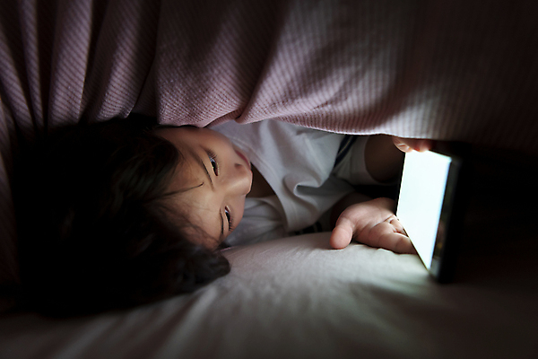 포토 JPG 응시 남자 어린이라이프 어린이 실내 한명 들기 소년 상반신 옆모습 스마트폰 눕기 어둠 이불 한국인 침대 야간 스마트폰중독 불면증 시력감퇴 시력저하 소년한명만 스몸비 국내포토 자연요소 1 라이프스타일 시선 뷰포인트 가구 침구 모션 사람 동양인 내부 핸드폰 스마트기기 질병 신조어 중독 남자한명만 소년만 파일형식