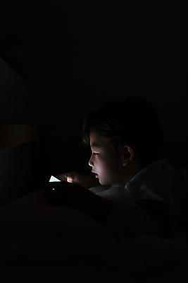 포토 JPG 응시 남자 어린이라이프 얼굴 어린이 실내 한명 들기 소년 상반신 옆모습 스마트폰 어둠 한국인 침대 야간 스마트폰중독 불면증 시력감퇴 시력저하 소년한명만 스몸비 국내포토 자연요소 1 라이프스타일 시선 뷰포인트 가구 모션 사람 동양인 내부 신체부위 핸드폰 스마트기기 질병 신조어 중독 남자한명만 소년만 파일형식