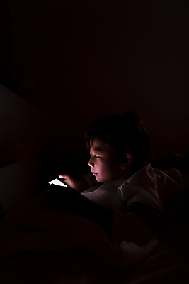 포토 JPG 응시 남자 어린이라이프 얼굴 어린이 실내 한명 들기 소년 상반신 옆모습 스마트폰 어둠 한국인 침대 야간 스마트폰중독 불면증 시력감퇴 시력저하 소년한명만 스몸비 국내포토 자연요소 1 라이프스타일 시선 뷰포인트 가구 모션 사람 동양인 내부 신체부위 핸드폰 스마트기기 질병 신조어 중독 남자한명만 소년만 파일형식