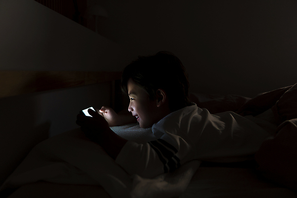 포토 JPG 응시 남자 어린이라이프 어린이 엎드리기 실내 한명 미소 들기 소년 상반신 옆모습 스마트폰 어둠 한국인 침대 야간 스마트폰중독 불면증 시력감퇴 시력저하 소년한명만 스몸비 국내포토 자연요소 1 라이프스타일 시선 뷰포인트 가구 모션 표정 사람 동양인 내부 핸드폰 스마트기기 질병 신조어 중독 남자한명만 소년만 파일형식