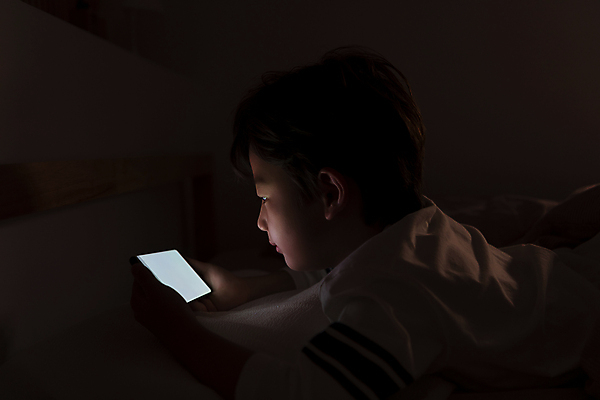 포토 JPG 응시 남자 어린이라이프 어린이 엎드리기 실내 한명 소년 상반신 옆모습 스마트폰 어둠 한국인 침대 야간 스마트폰중독 불면증 시력감퇴 시력저하 소년한명만 스몸비 국내포토 자연요소 1 라이프스타일 시선 뷰포인트 가구 모션 사람 동양인 내부 핸드폰 스마트기기 질병 신조어 중독 남자한명만 소년만 파일형식
