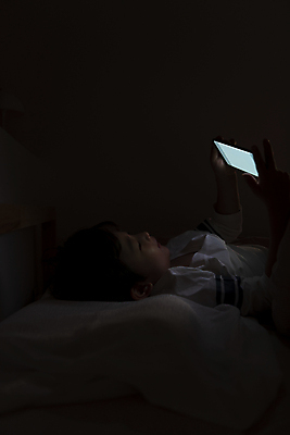 포토 JPG 남자 어린이라이프 어린이 실내 한명 들기 소년 상반신 옆모습 스마트폰 눕기 어둠 한국인 침대 야간 스마트폰중독 불면증 시력감퇴 시력저하 소년한명만 스몸비 국내포토 자연요소 1 라이프스타일 뷰포인트 가구 모션 사람 동양인 내부 핸드폰 스마트기기 질병 신조어 중독 남자한명만 소년만 파일형식